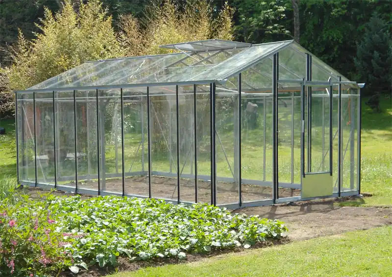 Hobbykas op maat in moestuin